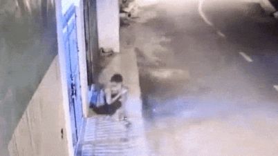 Mai bam dien thoai, nguoi dan ong bi giat ngay truoc cua nha hinh anh