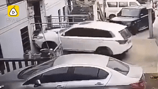 Oto len mai nha vi tai xe dap nham chan ga hinh anh