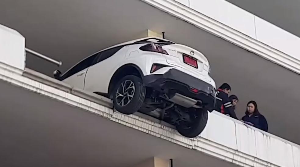 Nu tai xe lui oto dam thang vao tuong, suyt roi xuong tu tang 4 hinh anh