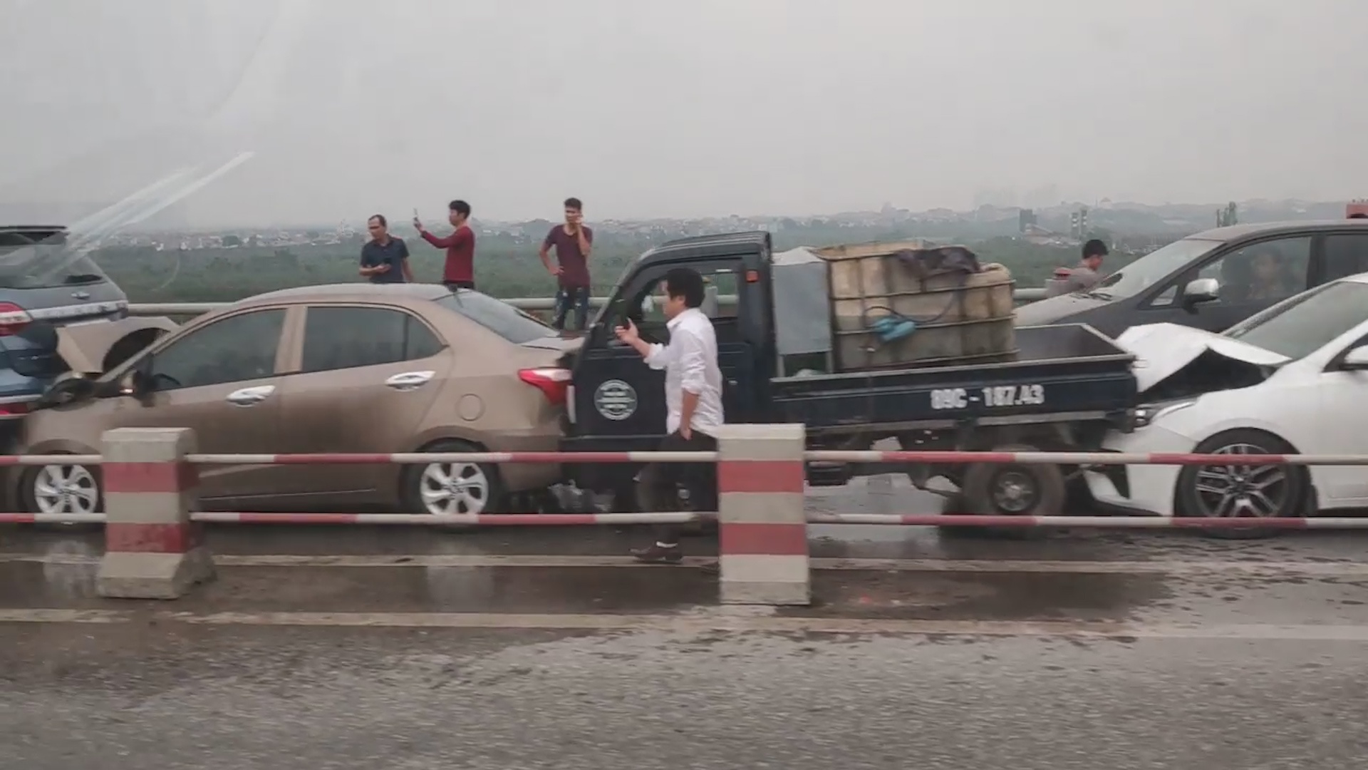 Tai nan lien hoan giua 7 oto tren cau Thanh Tri hinh anh