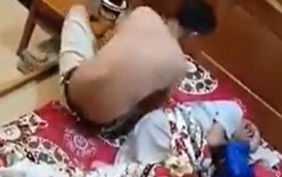 Con trai tat thang mat bo dau om dang nam tren giuong hinh anh