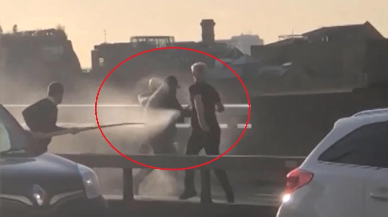 Khoanh khac nguoi di duong chan ke dam dao o cau London hinh anh