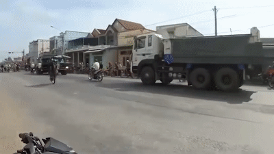 Nam thanh nien nga lon nhao khi boc dau xe may hinh anh