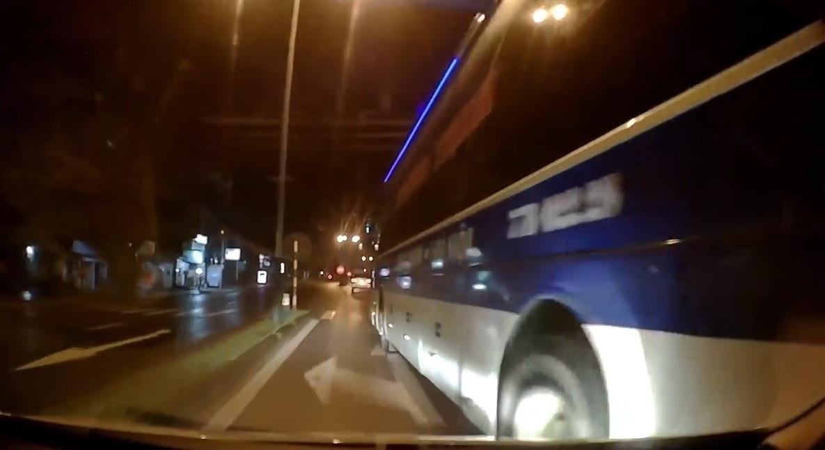 Xe khach tat dau lam bay guong oto roi bo chay hinh anh