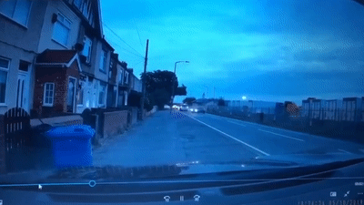 Oto phong nhanh mat lai dam vao duoi xe khac hinh anh