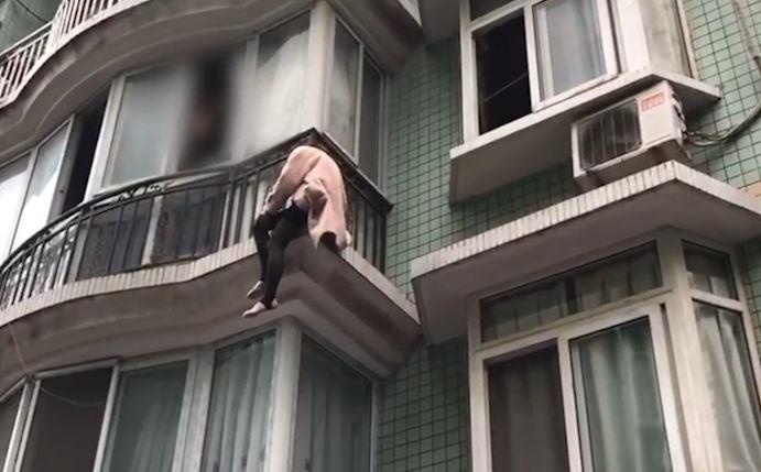 Cai nhau voi chong, vo treo ban cong doi tu tu hinh anh