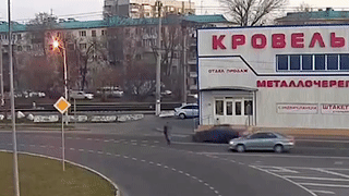 2 bo con di xe dien bang qua duong bi oto dam hinh anh