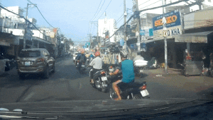 Phanh gap tranh xe qua duong, 2 xe may va quet nhau hinh anh