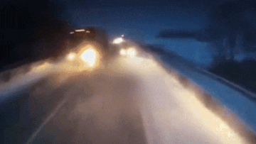 Xe tai tong truc dien oto khien ca gia dinh thiet mang hinh anh