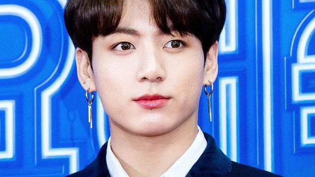 Jungkook (BTS) sua san khau giup nhan vien hinh anh