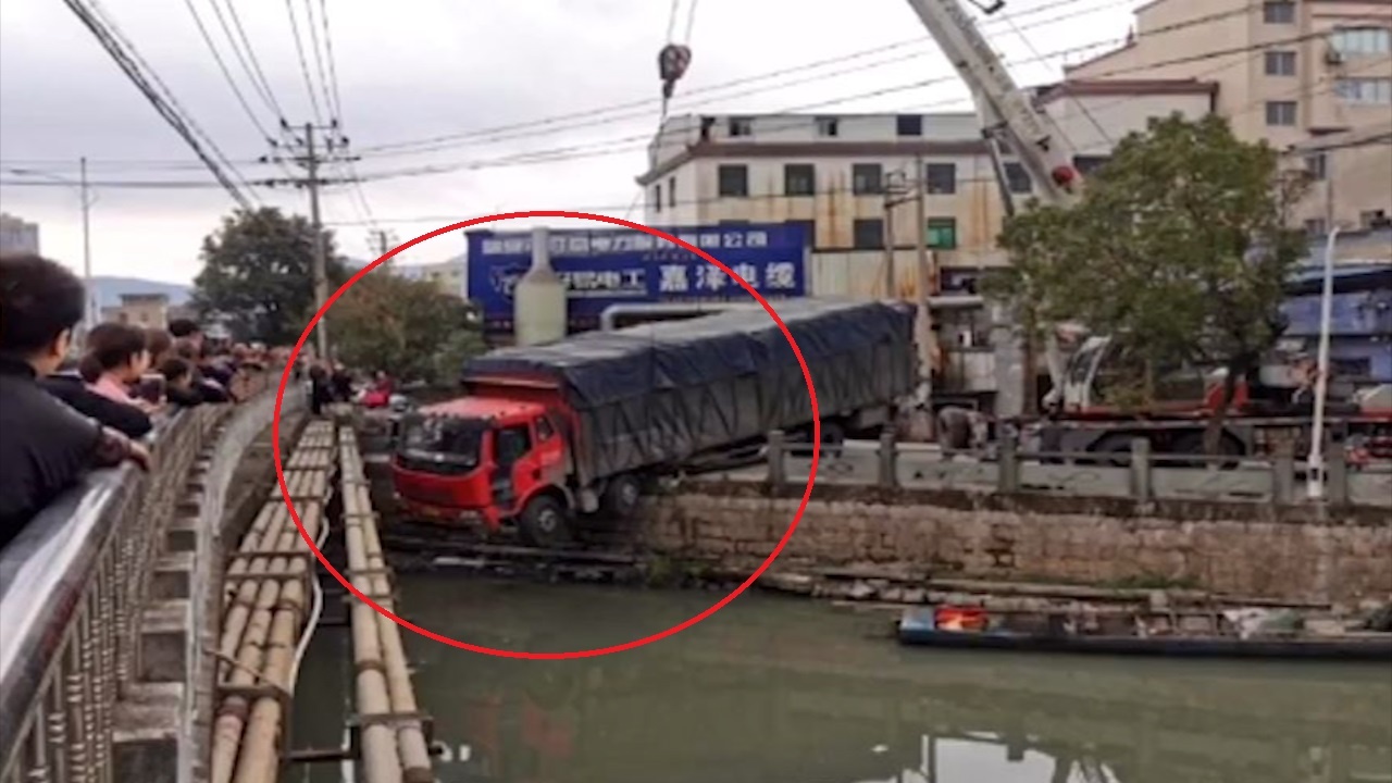 Xe tai suyt roi xuong song sau tai nan hinh anh