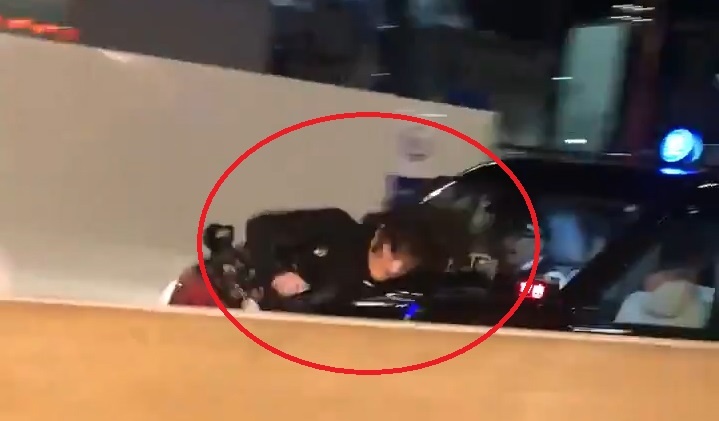 Cai lon, tai xe taxi lao xe vao hanh khach roi dam dau vao tuong hinh anh