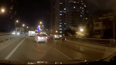 Xe may di vao duong chi cho oto, dam vao xe dang dung lan khan cap hinh anh