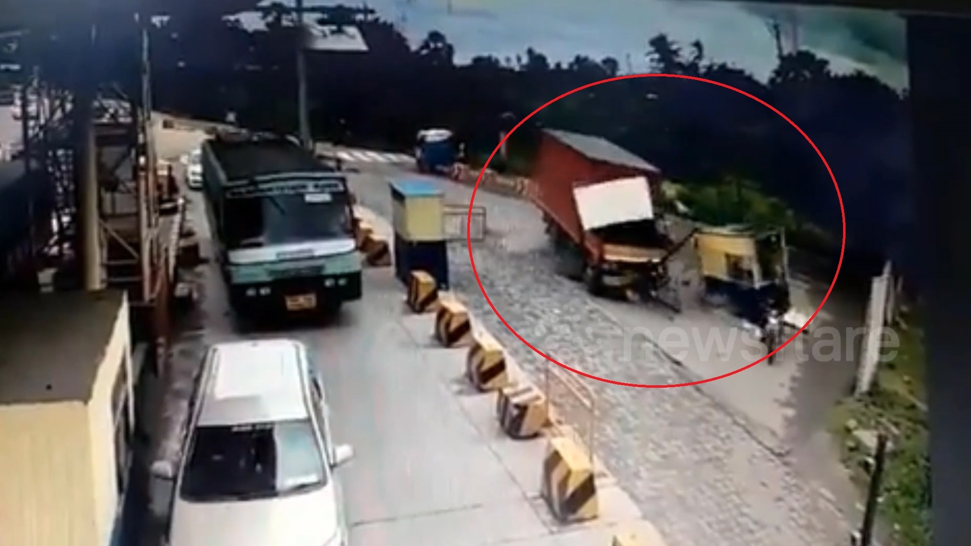 Container huc tung cabin tram thu phi khien hai nguoi thiet mang hinh anh