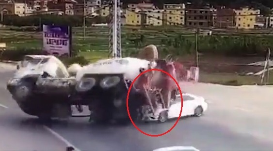 Oto sang duong au gay tai nan, bi xe bon de trung hinh anh