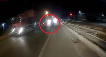 Oto bi container dam xoay ngang giua duong hinh anh