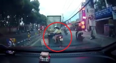 Nu lai xe may cui dau cam on tai xe oto vi duoc nhuong duong hinh anh