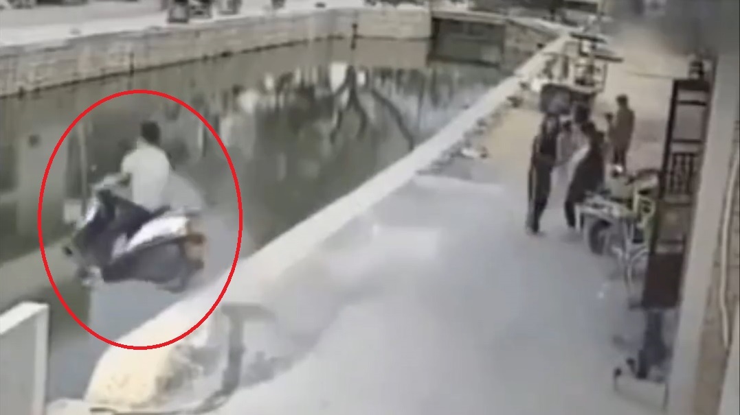 Nam thanh nien di xe may bat ngo ro ga roi lao thang xuong muong hinh anh