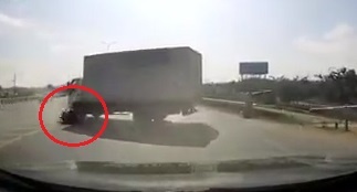 Xe tai quay dau au gay tai nan cho xe may hinh anh