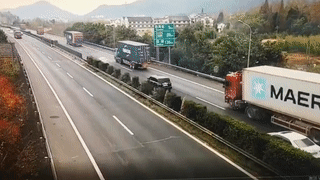 Thung container vang xuong duong, suyt de bep oto hinh anh