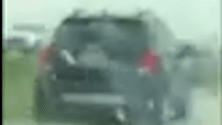 Oto bi hat tung sau khi mat lai dam vao rao chan hinh anh