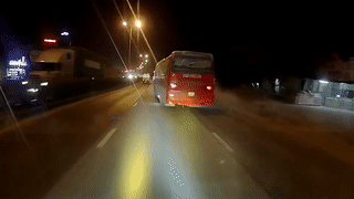 Nguoi di xe may thoat chet sau khi nga truoc dau xe khach hinh anh