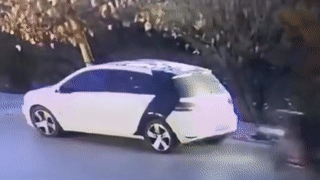 Mai nhin dien thoai, xe dap dien dam vao duoi oto hinh anh