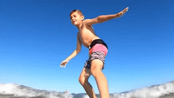 Cau be bi ca map quat nga khi dang luot song hinh anh