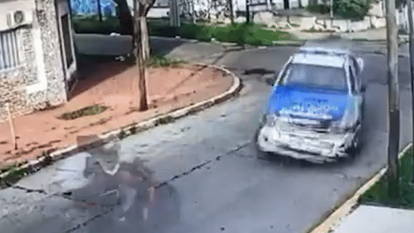 Ten trom tong vao xe canh sat khi dang tau thoat hinh anh