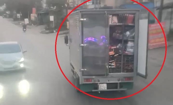 Xe tai quen dong cua thung sau chay tren duong hinh anh