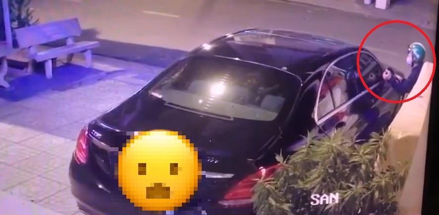 Chu nha bat luc duoi theo ten trom vat guong oto trong dem hinh anh