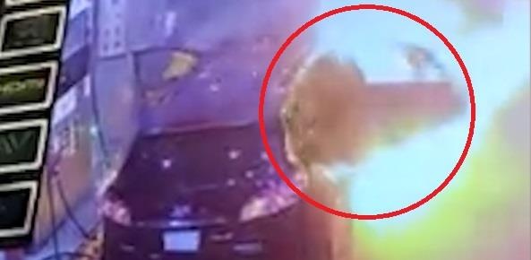 Oto boc chay vi tai xe khong tat dong co khi do xang hinh anh