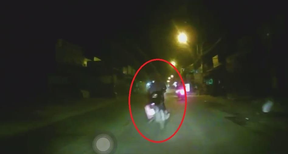 Nam thanh nien lai xe may dam vao oto giua duong hinh anh