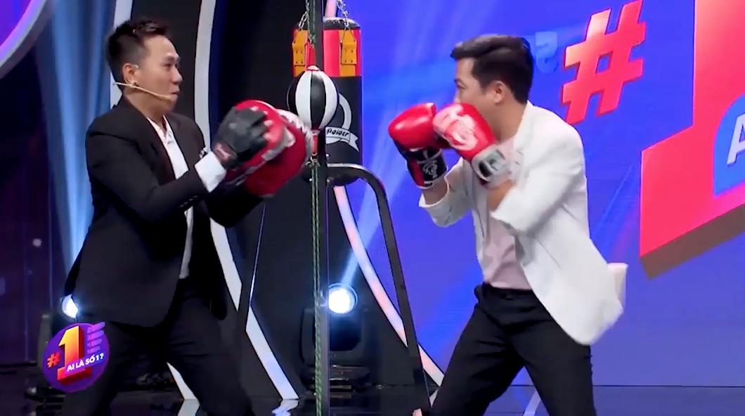 Anh Duc bi Truong Giang ‘dam’ tren san khau hinh anh