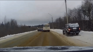 Oto mat lai, lao thang vao xe buyt tren duong tuyet hinh anh