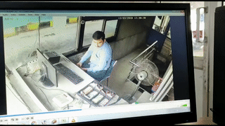 Container dam vao tram thu phi, nhan vien may man thoat chet hinh anh