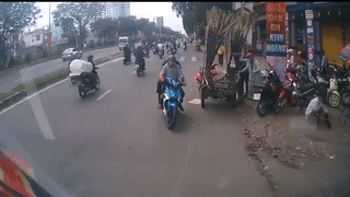 Hai thanh nien di xe may bi xe tai dam vi khieu khich tai xe hinh anh