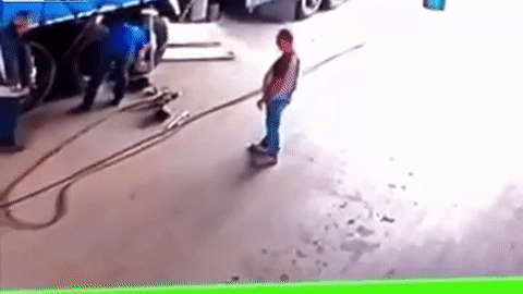 Lop xe tai no tung hat vang 2 nguoi hinh anh