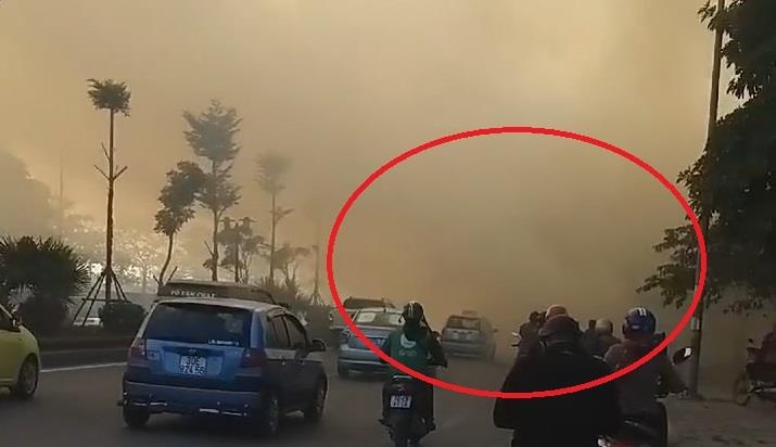 Nguoi dan dot rac gay khoi mu mit o Ha Noi hinh anh