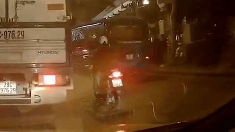 Nguoi phu nu di xe may suyt thiet mang vi nga sat banh xe tai hinh anh