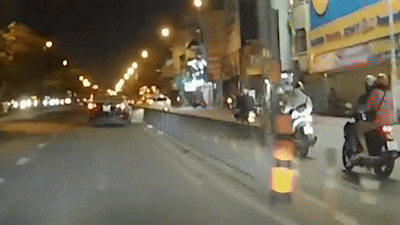 Tai xe say xin lai oto lao vao dai phan cach lam mot nguoi bi thuong hinh anh