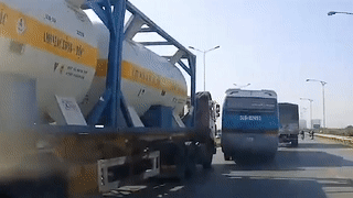 Tai xe xe khach tat dau xe bon cho hoa chat hinh anh