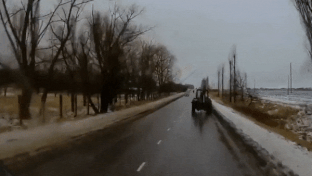 Xe may keo khi dang chay thi vang banh trung oto tren duong hinh anh