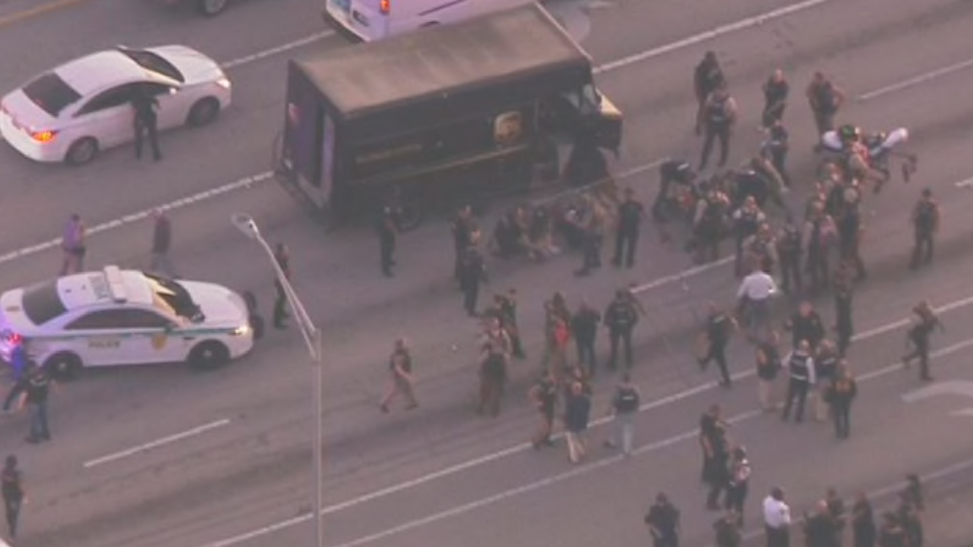 Canh sat My ruot duoi, dau sung voi nghi pham tren cao toc hinh anh