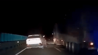 Oto mat lai dam vao container roi lon nhieu vong hinh anh