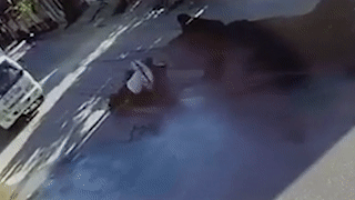 Hoc sinh dieu khien xe may truot nga duoi banh xe tai hinh anh