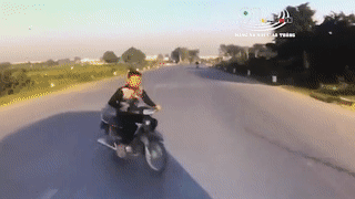 Thanh nien di xe may bang qua duong bat can bi xe tai dam truc dien hinh anh