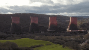 Toa thap cao 120 m cua nha may dien Anh sup do trong vai giay hinh anh