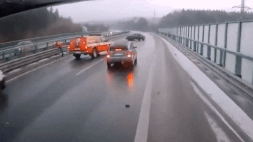 Khong kip quan sat, oto tong vao xe cuu ho hinh anh