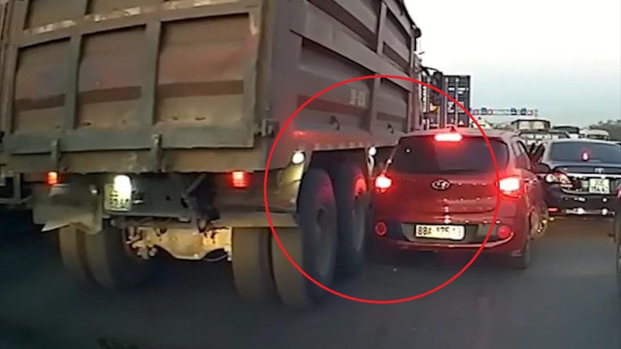 Oto va quet vao xe ben vi co chen lan tren duong hinh anh